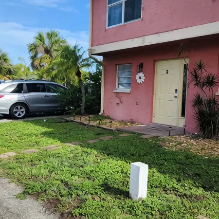 A Tropical Paradise, 2-bedroom townhouse with AC, WiFi, & pool in Ft. Myers