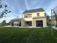 Large house with garden and Jacuzzi -close to beach center-for up to 11 people-. - Homestays