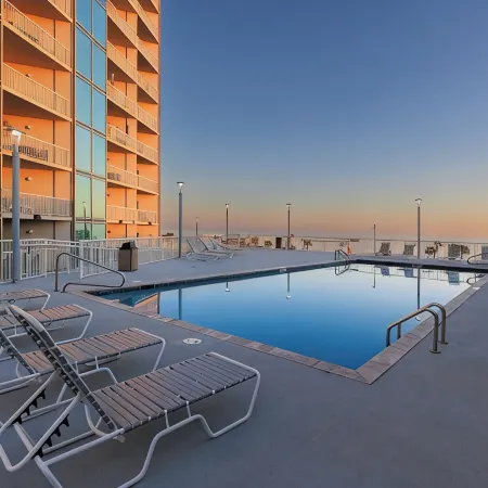 Salty Sands-Cozy 2-bedroom condo with WiFi, fitness room, directly on the beach!