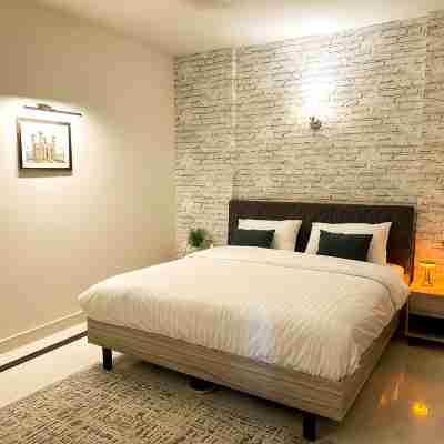 Luxury 3BR Apt | Prime Spot w/Lounge & Dinning Rooms