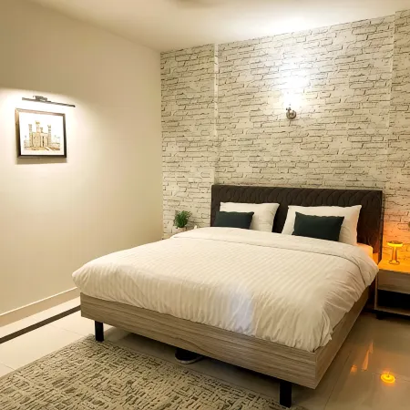 Luxury 3BR Apt | Prime Spot w/Lounge & Dinning