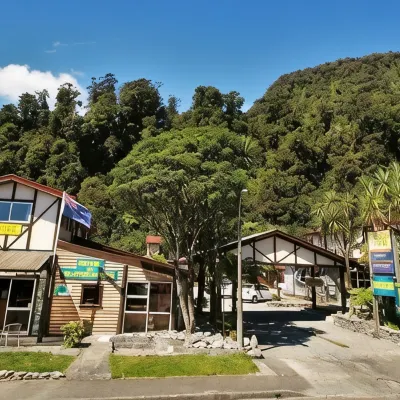 Chateau Backpackers & Motels Hotel dekat West Coast Wildlife Centre