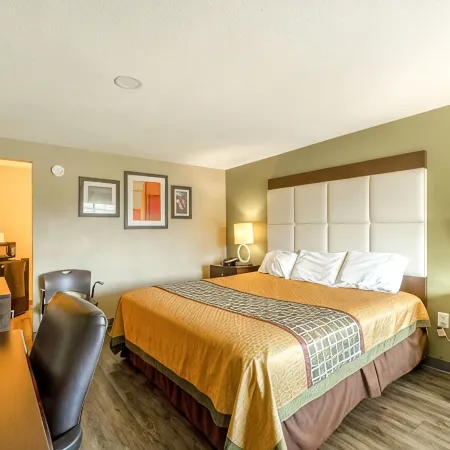 Deluxe Inn & Suites by OYO Miami OK
