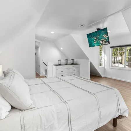 Modern 3Br Condo with Hot Tub, EV, High-End Coffee Machine & 10 Min Walk to Lake