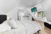 Modern 3Br Condo with Hot Tub, EV, High-End Coffee Machine & 10 Min Walk to Lake