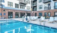2-Story Penthouse  2 Balconies, Skyline View, Pool, Gym, Yoga Studio & Workspace - Pools