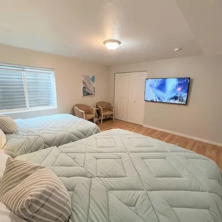 Spacious 2 KingBed 2 QueenBed Basement Apartment