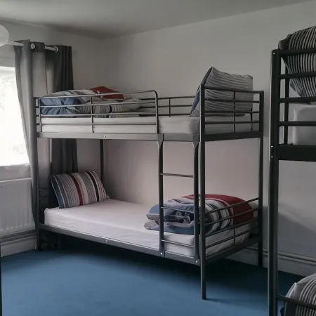 The Queens Hostel Отели рядом с достопримечательностью «Стадион «Лофтус Роуд»»