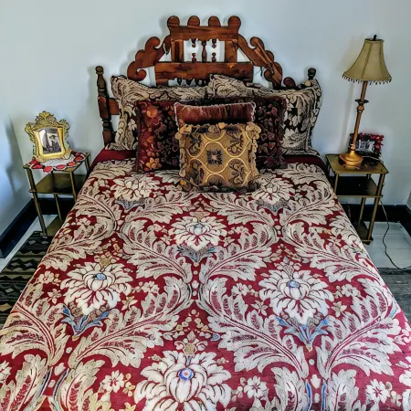 Delightful gypsy bungalow located in the bewitching mountain village of Madrid!