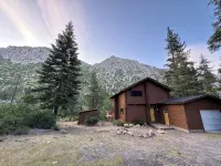 Tranquil 3-bedroom Cabin on Carson River in Markleeville