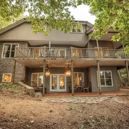 Beautiful 4 bedroom home on Lake Hartwell