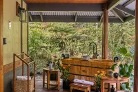 Volcano Tea House Cottage - Spa Bath, Hot Tub, and Fireplace with Japanese Decor
