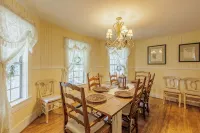 Julian Farmhouse/Fenced 2 acres with spa, right outside Julian. Pet Friendly!