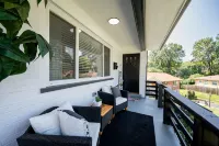 Luxury 5-bedroom House in Charming Cincinnati with Gym, AC, Grill and Smart TVs. - 방갈로