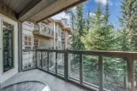 Blackcomb Springs Suites by CLIQUE - Mountain view