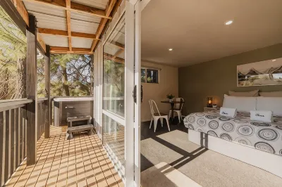Eclipse Haven | 2BR + Hot Tub + Parking | Sleeps 5 Hotels in 
