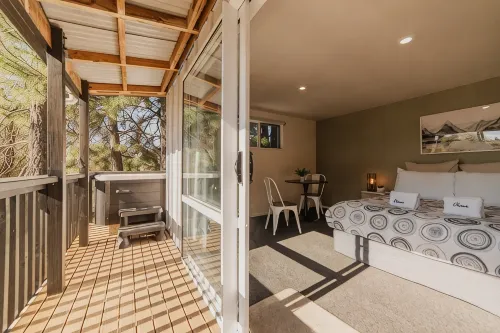 Eclipse Haven | 2BR + Hot Tub + Parking | Sleeps 5 - Hot Springs