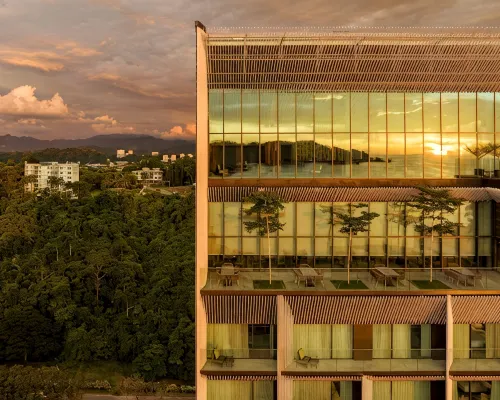 Hyatt Centric Kota Kinabalu Отели рядом с достопримечательностью «Варисан Сквер»