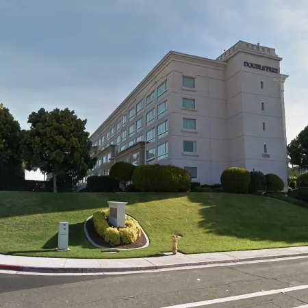 DoubleTree by Hilton San Diego Del Mar Отели рядом с достопримечательностью «Поле для гольфа Torrey Pines»