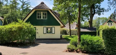 Vrijstaande Rietgedekte 4-persoons Vakantie Villa met Grote Prive Tuin Hotels in 
