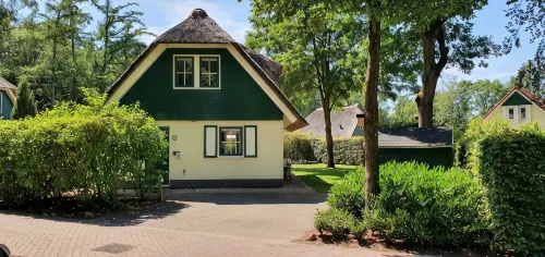 Vrijstaande Rietgedekte 4-persoons Vakantie Villa met Grote Prive Tuin - 2-Star