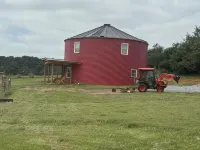 Red Grain Bin Home 3-bedroom 2.5 baths Near Lynchburg& Liberty - Wi-Fi