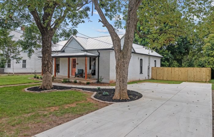 Hot Tub + Walk to Downtown • Fire Pit • Game Table • Pet Friendly + Fenced