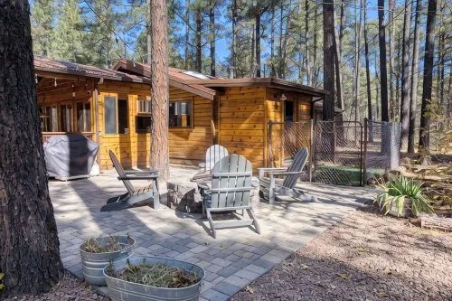 3-bedroom cabin in welcoming Pinetop-Lakeside with Hot tub, AC, WiFi - 民宿