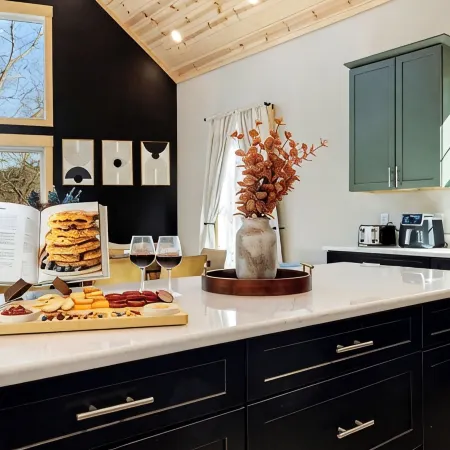 Wanderlust Villa – Spacious Mt cabin w/ Game room, Hot tub and Karaoke nights !