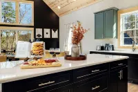 Wanderlust Villa – Spacious Mt cabin w/ Game room, Hot tub and Karaoke nights ! - Parvekkeita