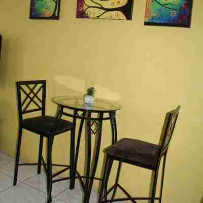 Elegant & Stylish 2BR Condo New Kingston Dining/Meeting Rooms