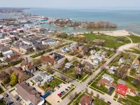 Port Clinton 4 Bdrm Luxury-2 blocks from beach - 4-Star