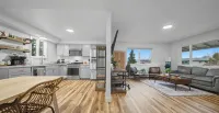 King Bed. Pet & Family Friendly Upper unit. Walking Distance to Downtown Palmer