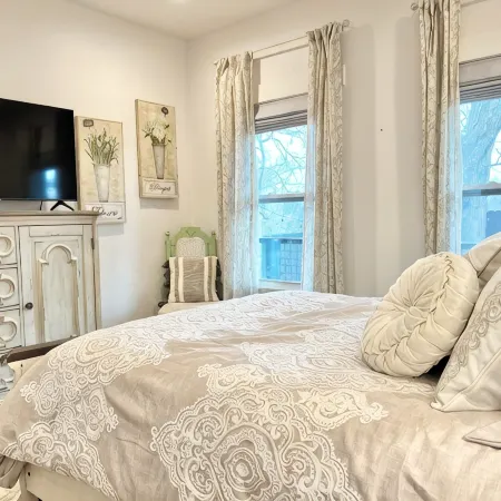 French Country Retreat Near Ball Ground, Weddings, pets, 3BR, yard