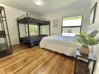 Romantic Farmhouse w hot tub, DT SM 5 min - 3-Star
