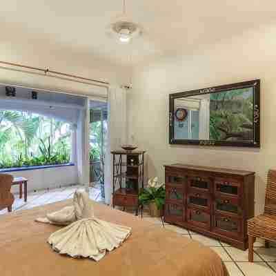 Mediterranean Style-Steps to beach-Great pool! Great balcony!! Rooms