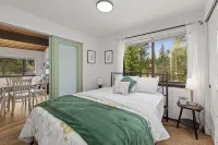 Modern McCall Mountain Gem -- Pet-Friendly -- Less Than 1 Mi to Lake & Downtown - 부티크