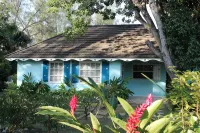 Baywatch - seaside villa, modern, spectacular location & garden, pool, cook Hotels in 