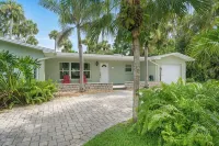 5 Min Walk - Golf Cart Included - Central Beach - House w Large Backyard & Pool - 4-Star