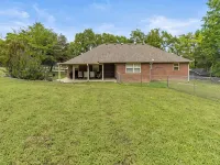 Lakeview Home in serene setting, 3 mi to Grove! Perfect for families & fishermen Hotels in Grove