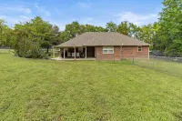 Lakeview Home in serene setting, 3 mi to Grove! Perfect for families & fishermen