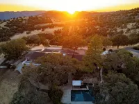 Hilltop Manor- Views - Family Home/Private - Pool and Spa - 4-نجوم