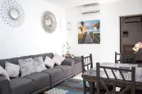 Beautiful remodeled condo near beach !
