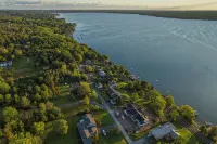 Spacious home with private lake front - Wifi