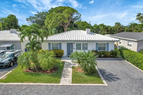 Heated pool, 2 miles from Beach! Updated home: BBQ, large backyard, comfy beds - Villas