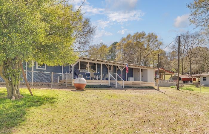 Newly renovated lakehouse sleeps 7 with boathouse, fenced yard and kayaks