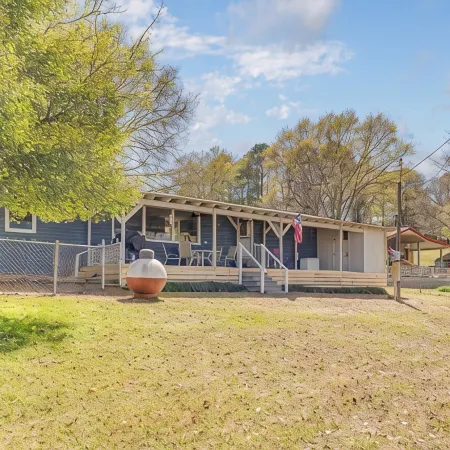 Newly renovated lakehouse sleeps 7 with boathouse, fenced yard and kayaks