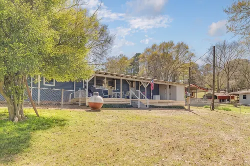 Newly renovated lakehouse sleeps 7 with boathouse, fenced yard and kayaks - Homestays