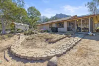MOUNTAIN TOP WITH 4 ACRES AND SPECTACULAR VIEWS WITH HOT TUB - 4성급