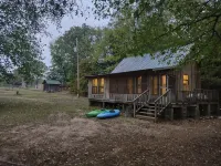 Caddo River Shack - 2 secluded acres with Kayaks and outdoor tub - Pet Friendly Hotels in Pike County